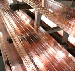 Запасы шин из меди на стеллажах