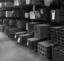 Трубы квадратного сечения на складе